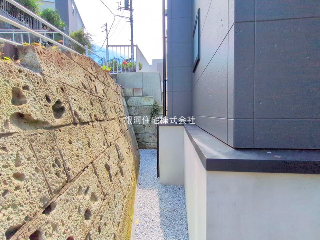 G00377462 神奈川県横浜市港南区港南１丁目 新築一戸建て 4580万円 土地面積73.33m² (約22.18坪) 建物面積77.62m² (約23.48坪) 間取り２ＳＬＤＫ 築年月2025年09月(築１年以内)【外観9】