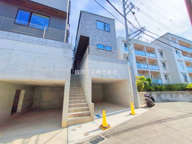 G00377462 神奈川県横浜市港南区港南１丁目 新築一戸建て 4580万円 土地面積73.33m² (約22.18坪) 建物面積77.62m² (約23.48坪) 間取り２ＳＬＤＫ 築年月2025年09月(築１年以内)【外観14】