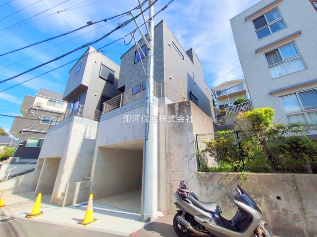 G00377462 神奈川県横浜市港南区港南１丁目 新築一戸建て 4580万円 土地面積73.33m² (約22.18坪) 建物面積77.62m² (約23.48坪) 間取り２ＳＬＤＫ 築年月2025年09月(築１年以内)【外観15】