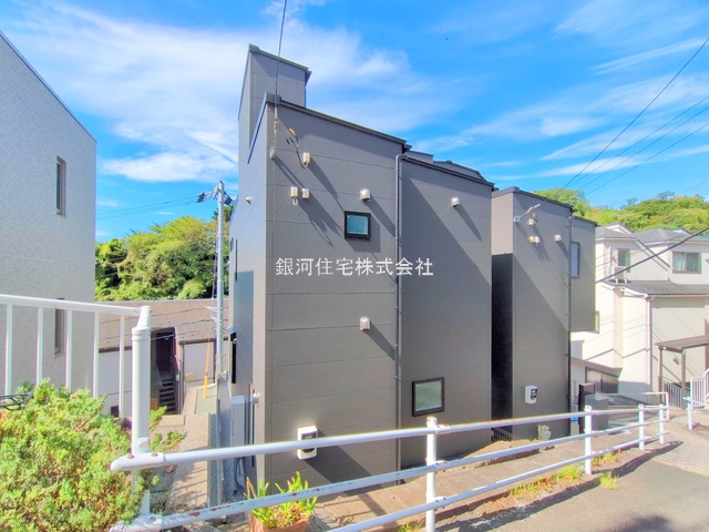 G00377462 神奈川県横浜市港南区港南１丁目 新築一戸建て 4580万円 土地面積73.33m² (約22.18坪) 建物面積77.62m² (約23.48坪) 間取り２ＳＬＤＫ 築年月2025年09月(築１年以内)【外観16】