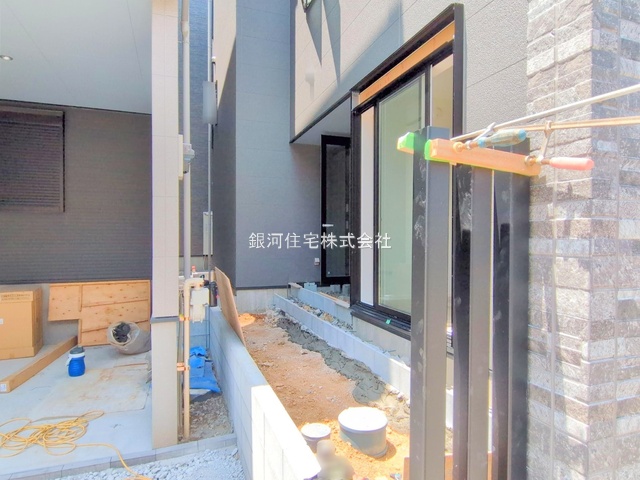 G00377719 埼玉県さいたま市浦和区本太５丁目 新築一戸建て 6980万円 土地面積80.24m² (約24.27坪) 建物面積125.73m² (約38.03坪) 間取り２ＳＬＤＫ 築年月2025年08月【外観4】