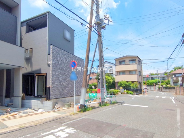 G00377719 埼玉県さいたま市浦和区本太５丁目 新築一戸建て 6980万円 土地面積80.24m² (約24.27坪) 建物面積125.73m² (約38.03坪) 間取り２ＳＬＤＫ 築年月2025年08月【外観5】