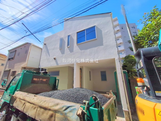 G00378199 東京都荒川区西日暮里１丁目 新築一戸建て 6580万円 土地面積71.08m² (約21.50坪) 建物面積99.95m² (約30.23坪) 間取り３ＳＬＤＫ 築年月2025年08月【外観2】
