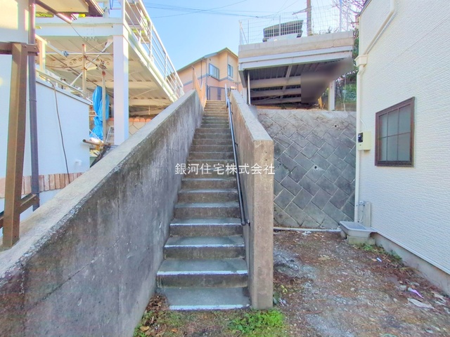 G00382057 神奈川県横浜市栄区公田町 中古一戸建て 2699万円 土地面積177.67m² (約53.74坪) 建物面積92.74m² (約28.05坪) 間取り４ＬＤＫ 築年月1999年09月(築26年)【外観5】