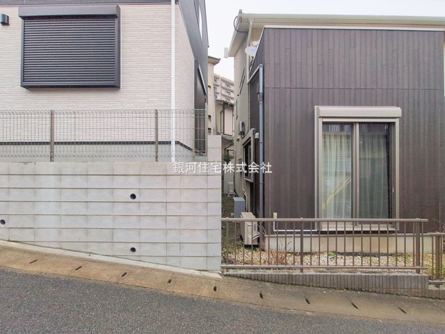 G00383313 千葉県柏市青葉台２丁目 新築一戸建て 2799万円 土地面積69.41m² (約20.99坪) 建物面積77.94m² (約23.57坪) 間取り３ＬＤＫ 築年月2025年12月(築１年以内)【外観17】