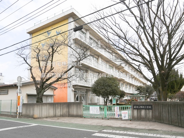 G00383586 埼玉県蕨市塚越５丁目 新築一戸建て 5280万円 土地面積73.54m² (約22.24坪) 建物面積105.30m² (約31.85坪) 間取り３ＳＬＤＫ 築年月2026年01月【周辺環境】蕨市立塚越小学校