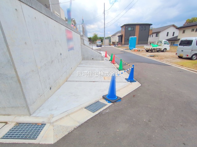 G00384446 東京都八王子市中山 新築一戸建て 3480万円 土地面積135.53m² (約40.99坪) 建物面積98.05m² (約29.66坪) 間取り３ＬＤＫ 築年月2025年12月【外観6】