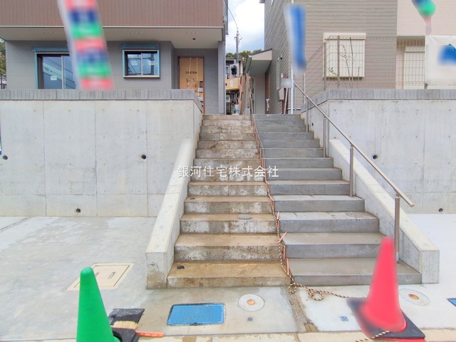 G00384446 東京都八王子市中山 新築一戸建て 3480万円 土地面積135.53m² (約40.99坪) 建物面積98.05m² (約29.66坪) 間取り３ＬＤＫ 築年月2025年12月【外観8】