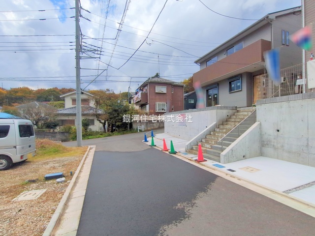 G00384446 東京都八王子市中山 新築一戸建て 3480万円 土地面積135.53m² (約40.99坪) 建物面積98.05m² (約29.66坪) 間取り３ＬＤＫ 築年月2025年12月【外観9】