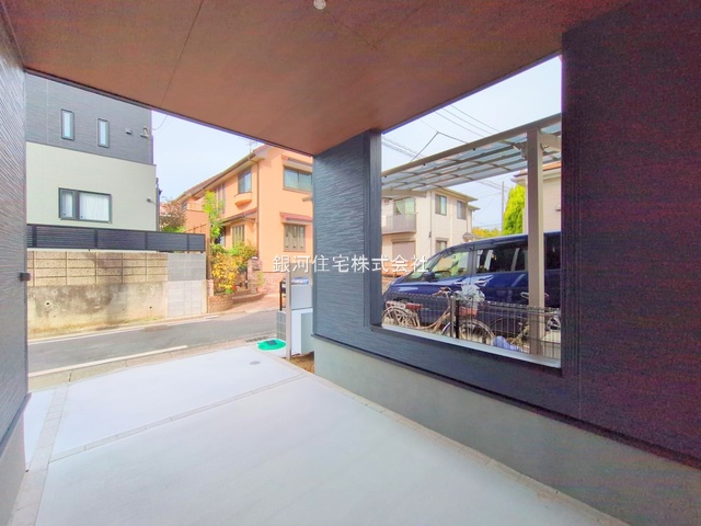 G00384464 埼玉県三郷市早稲田５丁目 新築一戸建て 3690万円 土地面積74.93m² (約22.66坪) 建物面積109.75m² (約33.19坪) 間取り３ＳＬＤＫ 築年月2025年10月(築１年以内)【外観8】