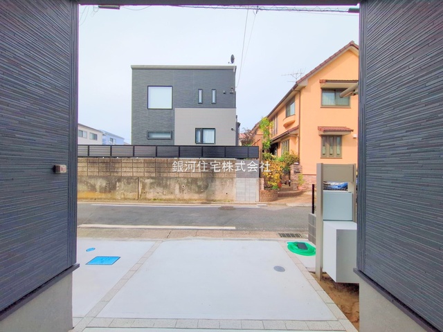 G00384464 埼玉県三郷市早稲田５丁目 新築一戸建て 3690万円 土地面積74.93m² (約22.66坪) 建物面積109.75m² (約33.19坪) 間取り３ＳＬＤＫ 築年月2025年10月(築１年以内)【外観9】