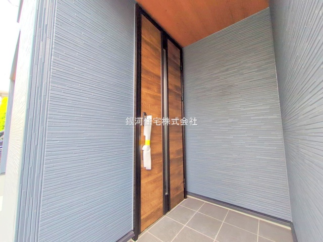 G00384464 埼玉県三郷市早稲田５丁目 新築一戸建て 3690万円 土地面積74.93m² (約22.66坪) 建物面積109.75m² (約33.19坪) 間取り３ＳＬＤＫ 築年月2025年10月(築１年以内)【外観10】