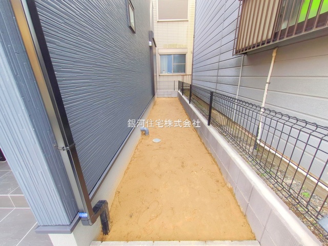 G00384464 埼玉県三郷市早稲田５丁目 新築一戸建て 3690万円 土地面積74.93m² (約22.66坪) 建物面積109.75m² (約33.19坪) 間取り３ＳＬＤＫ 築年月2025年10月(築１年以内)【外観11】