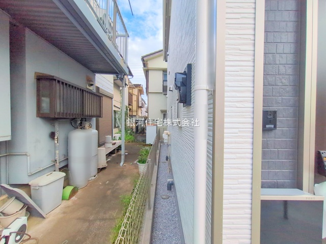 G00384465 埼玉県新座市野火止５丁目 新築一戸建て 3290万円 土地面積89.52m² (約27.07坪) 建物面積71.21m² (約21.54坪) 間取り３ＬＤＫ 築年月2025年10月(築１年以内)【外観6】