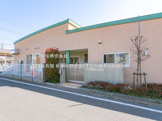G00384465 埼玉県新座市野火止５丁目 新築一戸建て 3290万円 土地面積89.52m² (約27.07坪) 建物面積71.21m² (約21.54坪) 間取り３ＬＤＫ 築年月2025年10月(築１年以内)【周辺環境】北野保育園