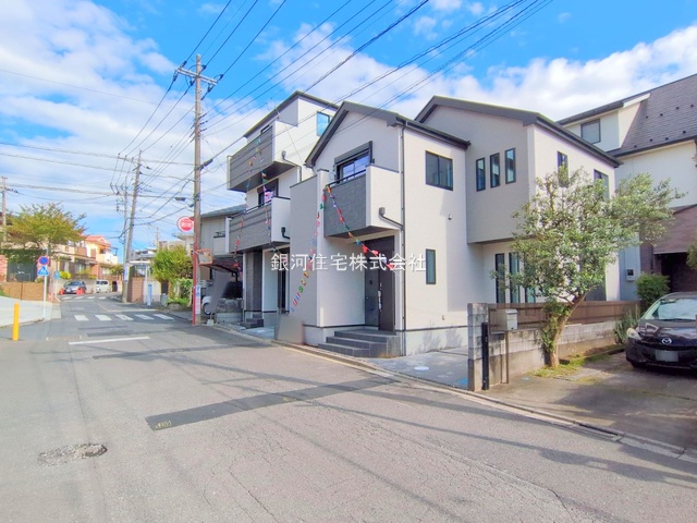 G00384468 埼玉県さいたま市浦和区領家６丁目 新築一戸建て 6690万円 土地面積79.90m² (約24.16坪) 建物面積91.81m² (約27.77坪) 間取り３ＳＬＤＫ 築年月2025年10月(築１年以内)【外観3】