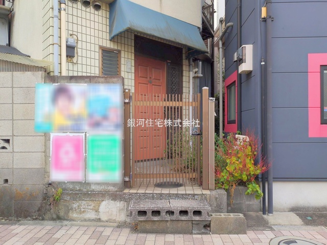 G00384489 東京都世田谷区若林３丁目 中古一戸建て 6980万円 土地面積56.55m² (約17.10坪) 建物面積91.39m² (約27.64坪) 間取り３ＬＫ 築年月1960年01月(築65年)【外観10】