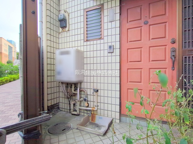 G00384489 東京都世田谷区若林３丁目 中古一戸建て 6980万円 土地面積56.55m² (約17.10坪) 建物面積91.39m² (約27.64坪) 間取り３ＬＫ 築年月1960年01月(築65年)【外観12】