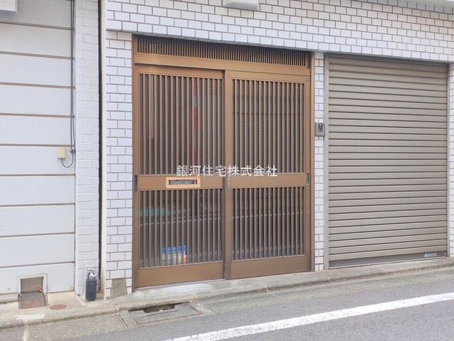 G00384489 東京都世田谷区若林３丁目 中古一戸建て 6980万円 土地面積56.55m² (約17.10坪) 建物面積91.39m² (約27.64坪) 間取り３ＬＫ 築年月1960年01月(築65年)【外観18】