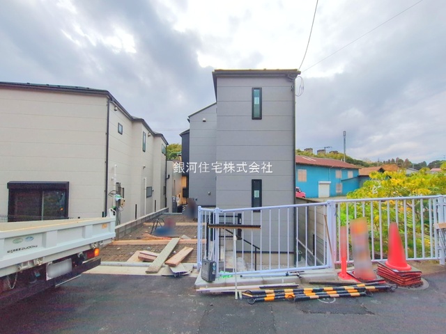 G00384527 神奈川県横浜市中区簑沢 新築一戸建て 5280万円 土地面積100.11m² (約30.28坪) 建物面積92.94m² (約28.11坪) 間取り３ＳＬＤＫ 築年月2025年10月(築１年以内)【外観2】