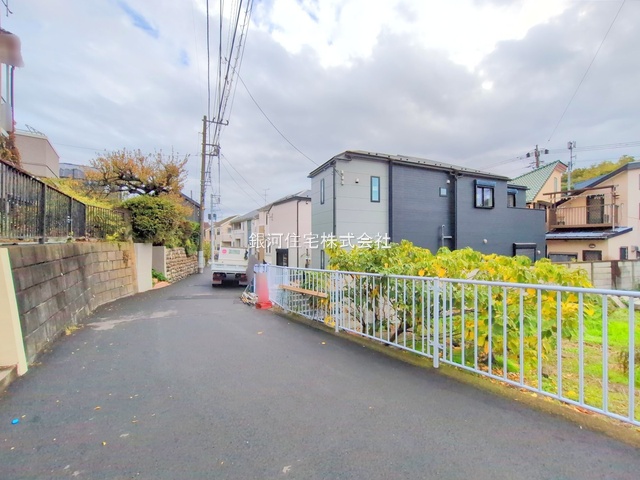 G00384527 神奈川県横浜市中区簑沢 新築一戸建て 5280万円 土地面積100.11m² (約30.28坪) 建物面積92.94m² (約28.11坪) 間取り３ＳＬＤＫ 築年月2025年10月(築１年以内)【外観3】