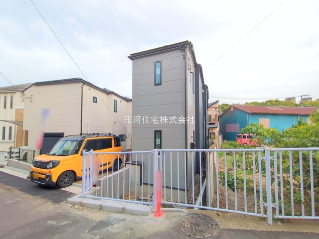 G00384527 神奈川県横浜市中区簑沢 新築一戸建て 5280万円 土地面積100.11m² (約30.28坪) 建物面積92.94m² (約28.11坪) 間取り３ＳＬＤＫ 築年月2025年10月(築１年以内)【外観5】