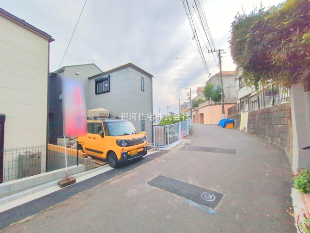 G00384527 神奈川県横浜市中区簑沢 新築一戸建て 5280万円 土地面積100.11m² (約30.28坪) 建物面積92.94m² (約28.11坪) 間取り３ＳＬＤＫ 築年月2025年10月(築１年以内)【外観6】