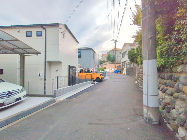 G00384527 神奈川県横浜市中区簑沢 新築一戸建て 5280万円 土地面積100.11m² (約30.28坪) 建物面積92.94m² (約28.11坪) 間取り３ＳＬＤＫ 築年月2025年10月(築１年以内)【外観11】