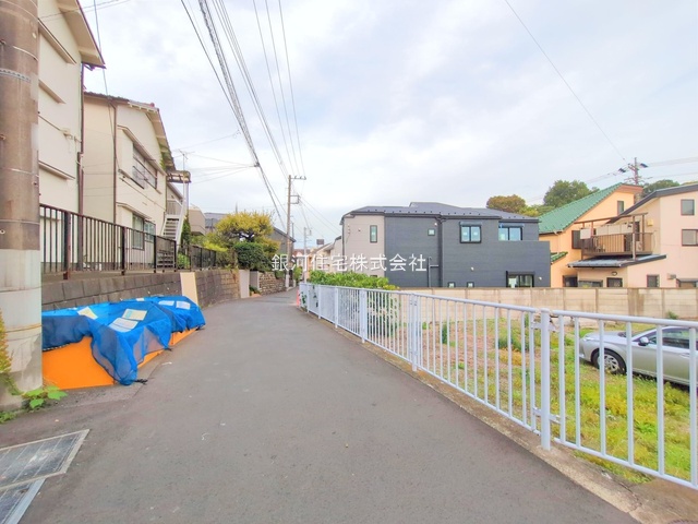 G00384527 神奈川県横浜市中区簑沢 新築一戸建て 5280万円 土地面積100.11m² (約30.28坪) 建物面積92.94m² (約28.11坪) 間取り３ＳＬＤＫ 築年月2025年10月(築１年以内)【外観12】