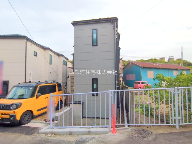 G00384527 神奈川県横浜市中区簑沢 新築一戸建て 5280万円 土地面積100.11m² (約30.28坪) 建物面積92.94m² (約28.11坪) 間取り３ＳＬＤＫ 築年月2025年10月(築１年以内)【外観14】