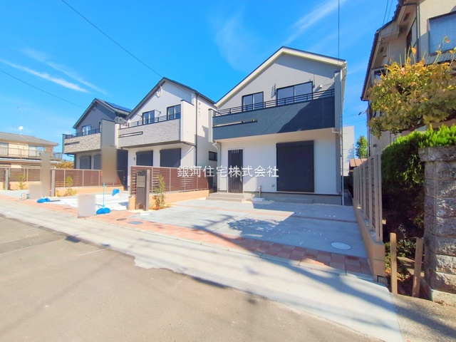 G00384540 東京都東久留米市八幡町２丁目 新築一戸建て 4380万円 土地面積105.77m² (約31.99坪) 建物面積84.24m² (約25.48坪) 間取り３ＬＤＫ 築年月2025年10月(築１年以内)【外観2】