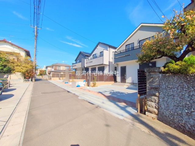 G00384540 東京都東久留米市八幡町２丁目 新築一戸建て 4380万円 土地面積105.77m² (約31.99坪) 建物面積84.24m² (約25.48坪) 間取り３ＬＤＫ 築年月2025年10月(築１年以内)【外観3】