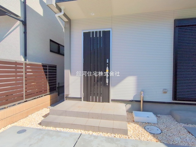 G00384540 東京都東久留米市八幡町２丁目 新築一戸建て 4380万円 土地面積105.77m² (約31.99坪) 建物面積84.24m² (約25.48坪) 間取り３ＬＤＫ 築年月2025年10月(築１年以内)【外観4】