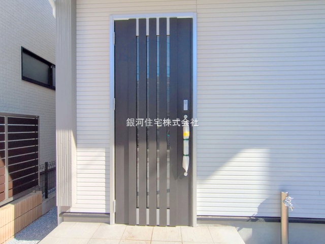 G00384540 東京都東久留米市八幡町２丁目 新築一戸建て 4380万円 土地面積105.77m² (約31.99坪) 建物面積84.24m² (約25.48坪) 間取り３ＬＤＫ 築年月2025年10月(築１年以内)【外観5】