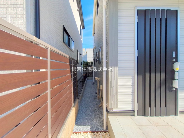 G00384540 東京都東久留米市八幡町２丁目 新築一戸建て 4380万円 土地面積105.77m² (約31.99坪) 建物面積84.24m² (約25.48坪) 間取り３ＬＤＫ 築年月2025年10月(築１年以内)【外観7】