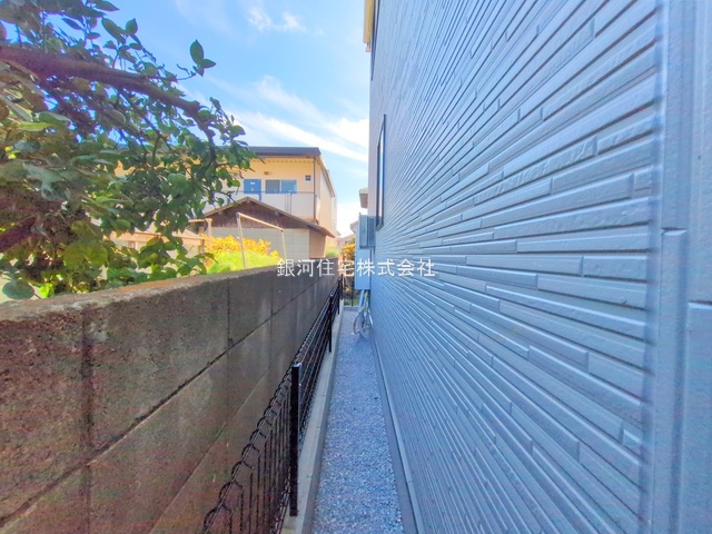 G00384540 東京都東久留米市八幡町２丁目 新築一戸建て 4380万円 土地面積105.77m² (約31.99坪) 建物面積84.24m² (約25.48坪) 間取り３ＬＤＫ 築年月2025年10月(築１年以内)【外観8】