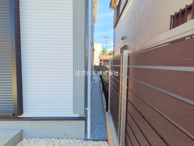 G00384540 東京都東久留米市八幡町２丁目 新築一戸建て 4380万円 土地面積105.77m² (約31.99坪) 建物面積84.24m² (約25.48坪) 間取り３ＬＤＫ 築年月2025年10月(築１年以内)【外観10】