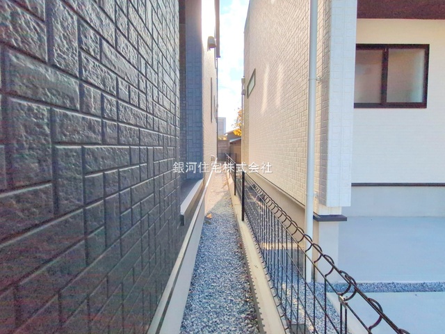 G00385507 埼玉県春日部市豊町４丁目 新築一戸建て 4190万円 土地面積110.54m² (約33.43坪) 建物面積103.71m² (約31.37坪) 間取り３ＬＤＫ 築年月2025年12月(築１年以内)【外観5】