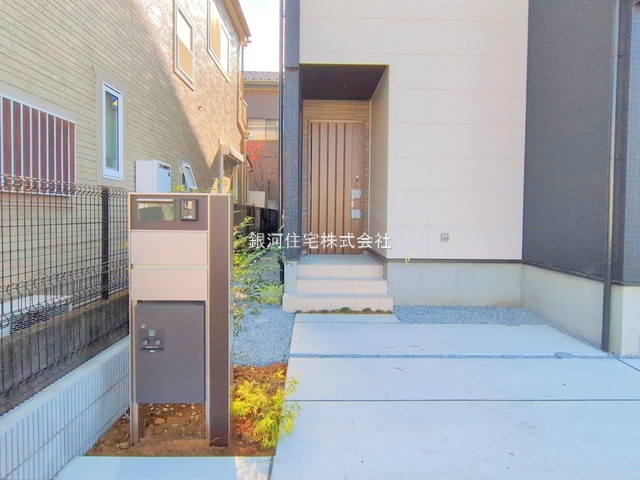 G00385507 埼玉県春日部市豊町４丁目 新築一戸建て 4190万円 土地面積110.54m² (約33.43坪) 建物面積103.71m² (約31.37坪) 間取り３ＬＤＫ 築年月2025年12月(築１年以内)【外観9】