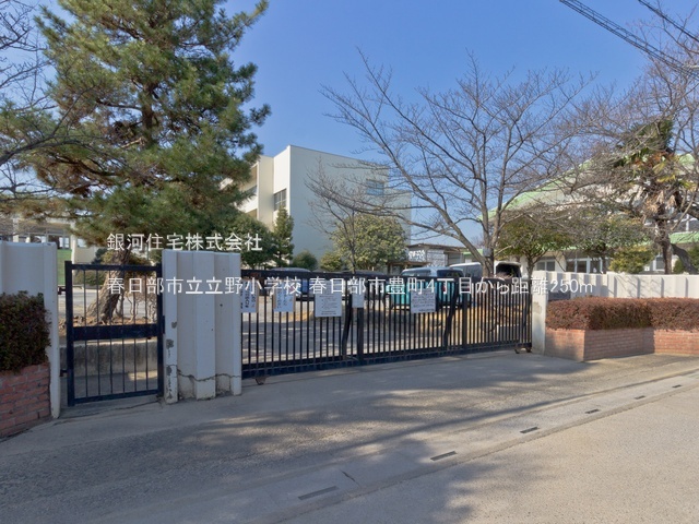 G00385507 埼玉県春日部市豊町４丁目 新築一戸建て 4190万円 土地面積110.54m² (約33.43坪) 建物面積103.71m² (約31.37坪) 間取り３ＬＤＫ 築年月2025年12月(築１年以内)【周辺環境】春日部市立立野小学校