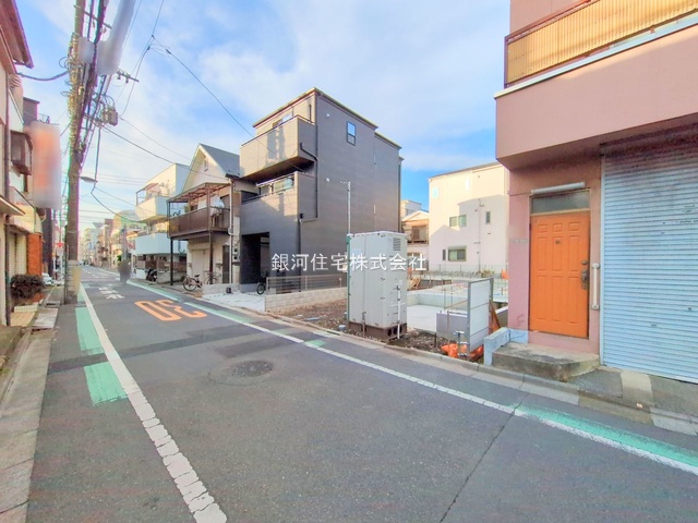 G00385614 東京都荒川区西尾久５丁目 新築一戸建て 7290万円 土地面積92.29m² (約27.91坪) 建物面積102.91m² (約31.13坪) 間取り３ＬＤＫ 築年月2026年04月【外観6】