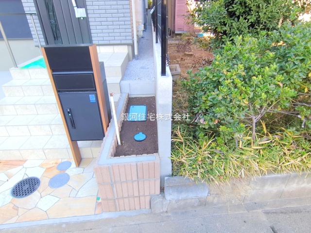 G00385619 埼玉県さいたま市大宮区櫛引町１丁目 新築一戸建て 5780万円 土地面積96.08m² (約29.06坪) 建物面積98.20m² (約29.70坪) 間取り３ＳＬＤＫ 築年月2025年12月(築１年以内)【外観8】