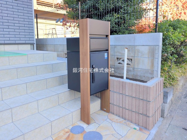 G00385619 埼玉県さいたま市大宮区櫛引町１丁目 新築一戸建て 5780万円 土地面積96.08m² (約29.06坪) 建物面積98.20m² (約29.70坪) 間取り３ＳＬＤＫ 築年月2025年12月(築１年以内)【外観16】