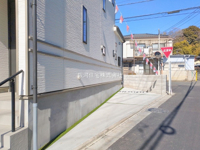 G00385825 埼玉県新座市石神４丁目 新築一戸建て 3590万円 土地面積102.83m² (約31.10坪) 建物面積92.32m² (約27.92坪) 間取り４ＬＤＫ 築年月2025年12月(築１年以内)【外観7】