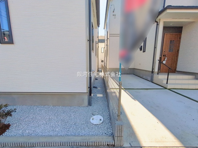 G00385825 埼玉県新座市石神４丁目 新築一戸建て 3590万円 土地面積102.83m² (約31.10坪) 建物面積92.32m² (約27.92坪) 間取り４ＬＤＫ 築年月2025年12月(築１年以内)【外観11】
