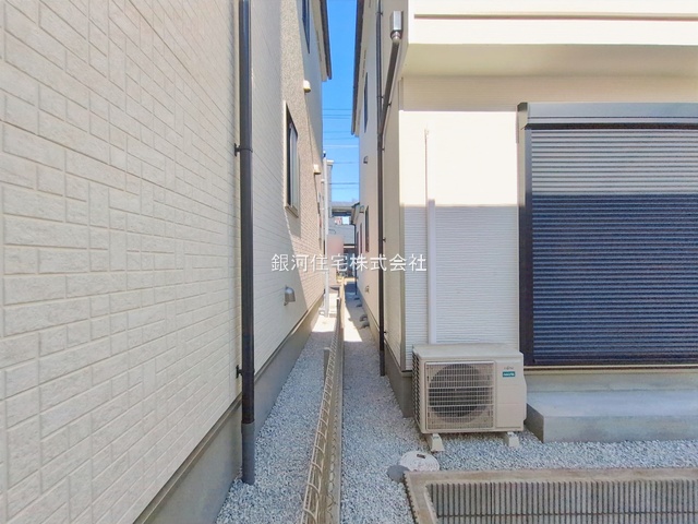 G00385825 埼玉県新座市石神４丁目 新築一戸建て 3590万円 土地面積102.83m² (約31.10坪) 建物面積92.32m² (約27.92坪) 間取り４ＬＤＫ 築年月2025年12月(築１年以内)【外観16】