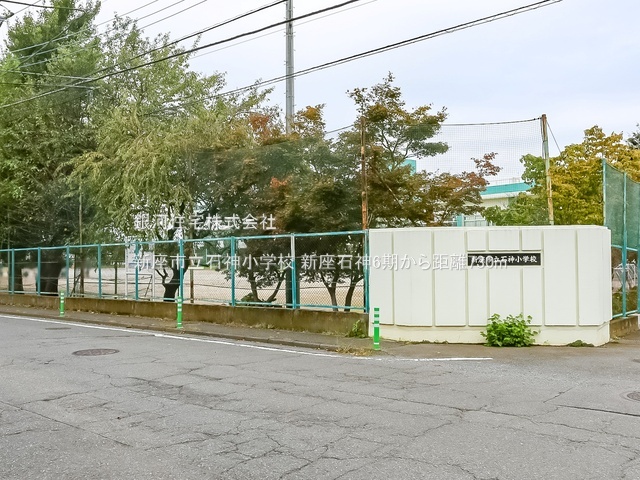 G00385830 埼玉県新座市石神４丁目 新築一戸建て 4090万円 土地面積103.02m² (約31.16坪) 建物面積92.32m² (約27.92坪) 間取り４ＬＤＫ 築年月2026年01月(築１年以内)【周辺環境】新座市立石神小学校