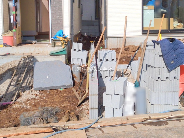 G00385832 埼玉県新座市石神４丁目 新築一戸建て 4290万円 土地面積103.01m² (約31.16坪) 建物面積92.94m² (約28.11坪) 間取り４ＬＤＫ 築年月2025年12月(築１年以内)【外観8】