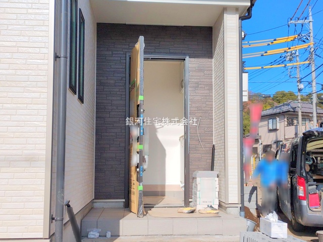 G00385832 埼玉県新座市石神４丁目 新築一戸建て 4290万円 土地面積103.01m² (約31.16坪) 建物面積92.94m² (約28.11坪) 間取り４ＬＤＫ 築年月2025年12月(築１年以内)【外観15】
