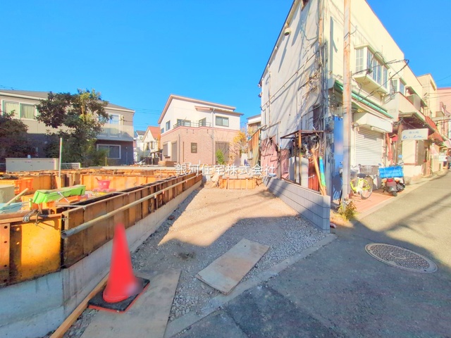 G00385958 神奈川県横浜市鶴見区馬場１丁目 新築一戸建て 4680万円 土地面積87.05m² (約26.33坪) 建物面積88.70m² (約26.83坪) 間取り３ＬＤＫ 築年月2026年05月【外観8】